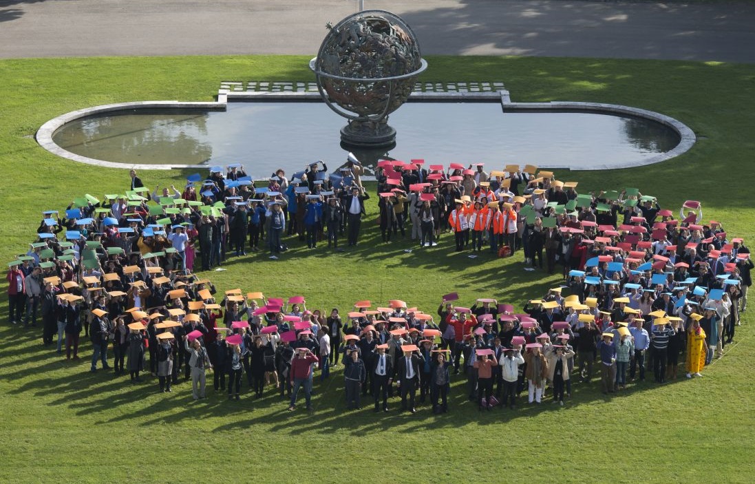 Foto aérea grupal del personal que simula el logotipo de los Objetivos de Desarrollo Sostenible en el Día del Personal de las Naciones Unidas